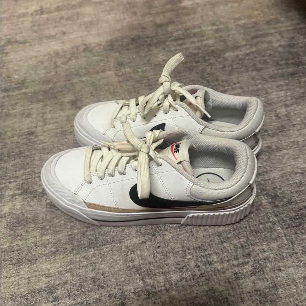 Nike Women's Court Legacy Lift Size 6